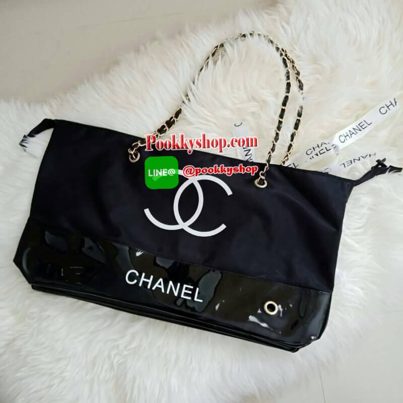 New Gorgeous☆☆ กระเป๋าใบใหญ่ทรง Tote จากแบรนด์ Chanel VIP gift Bag มาพร้อม Ribbin สุดหรู ของแท้ 100% ทำจากผ้าหนา Polyester ฐานล่างกระเป๋าทำจากหนังแก้วผิวมันเงา สวยหรู สกรีนโลโก้ชาแนลหน้าหลัง หัวซิปปั้มโลโก้ ด้านในเป็นช่องกว้าง และมีอีกหนึ่งช