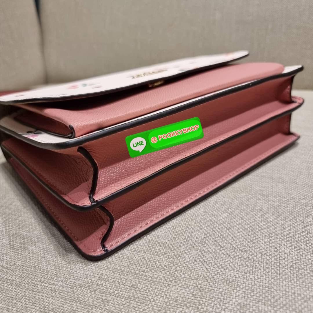 COACH C7596 KLARE CROSSBODY WITH HEART PETAL PRINT หนึ่งคอลเลคชั่นที่ฮิตไม่หยุดยั้ง!! ขายดิบขายดีทุกดีไซน์ รอบนี้มาตอบโจทย์สายหวาน ใหม่ล่าสุด น้องน่ารักม้ากกกก!! กับกระเป๋าสะพายข้าง โทนสีละมุนลูกคุณ!! คือดี!! เพิ่มลูกเล่นช่อดอกไม้หัวใจ ให้มีสีสัน สายสะพาย