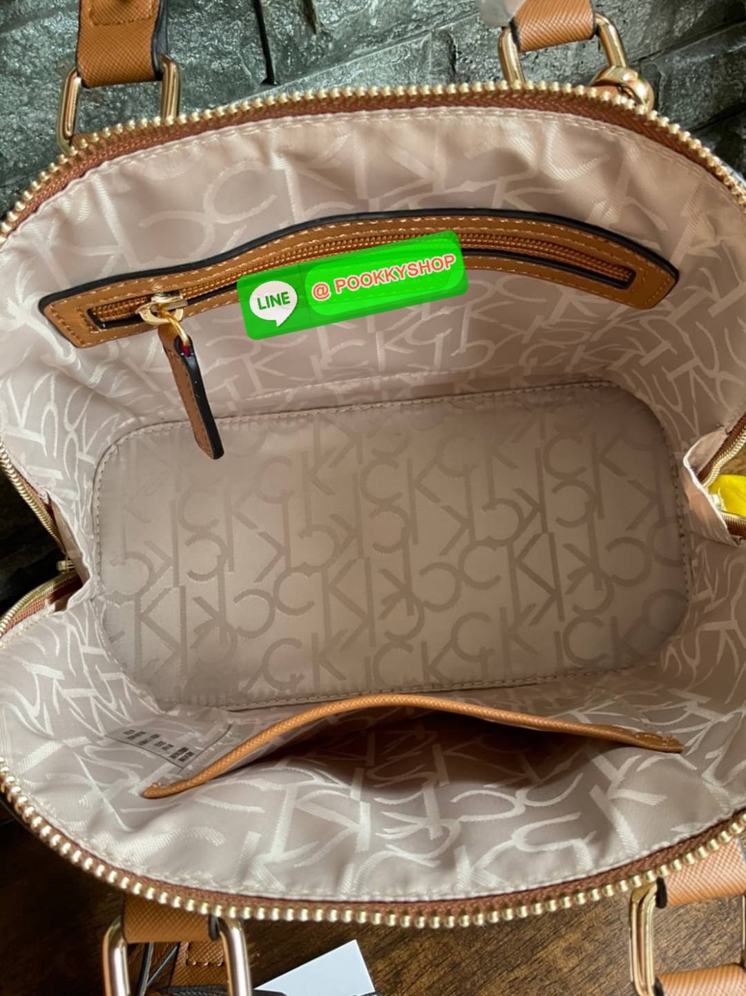 🚚 พร้อมส่ง 🚚 New arrival !! Calvin Klein Dome Mini Bag ( ขนาด 10” ) 💋สวยเก๋ ก่อนใครแน่นอนค่ะ ตามคำเรียกร้อง สวยหรูดูดีมาก สีสวยน่ารัก กระเป๋าสะพายแบบครอสบอดี้ ขนาดมินิ เป็นรุ่นที่ได้รับความนิยม แข็งแรงทนทาน จึงครองใจใครหลายคน วัสดุ