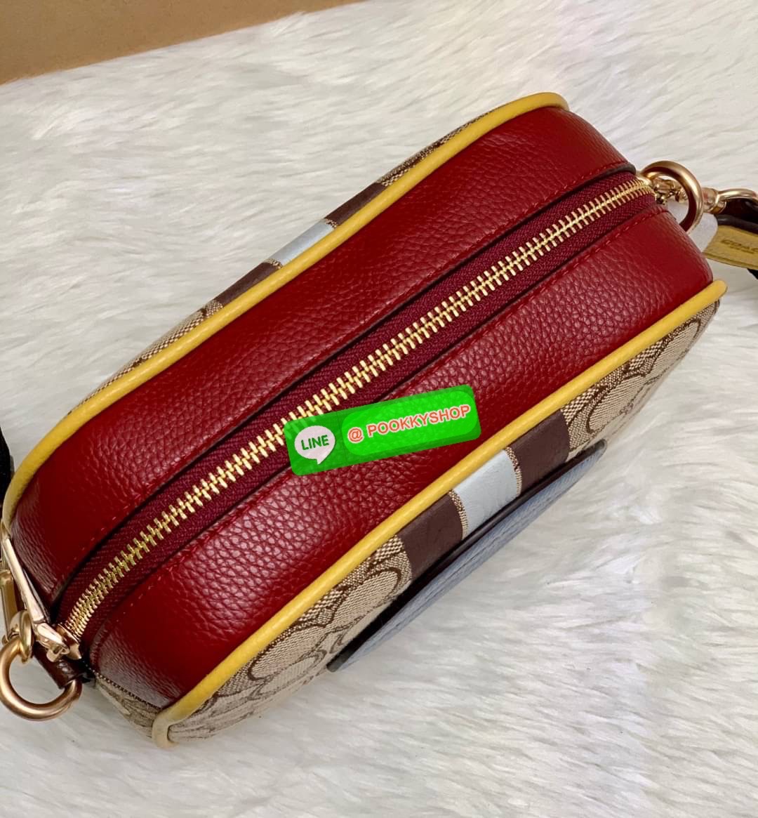 New arrival! 🌈รุ่นใหม่ห้ามพลาดค่ะ! Coach Dempsey Camera Bag In Signature Jacquard With Stripe And Coach Patch ((1912)) พร้อมส่งที่ไทย! กระเป๋าสะพายครอสบอดี้ร์กรือสะพายข้างได้ วัสดุJacquard+หนังแท้ สวยงามมากๆค่ะ ด้านหน้ามีป้ายวงกลมหนังโลโก้แบรนด์ เ