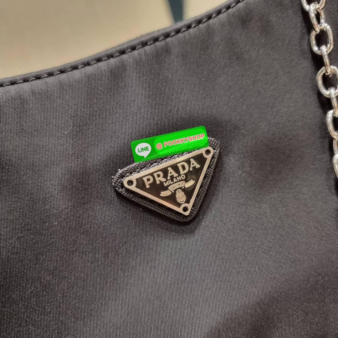 PRADA RE-EDITION 2005 RE-NYLON SHOULDER BAG ไอเท็มสุดปัง ที่ฮิตตลอดกาลไม่ว่าจะปีไหนๆ จัดให้ครบทั้งสีขายดีและสีใหม่ล่าสุด ที่สายคุณหนูห้ามพลาด!! กับกระเป๋าสะพายทรงคลาสสิค เหมาะเป็น everyday bag มากๆ วัสดุผ้าไนล่อนคุณภาพ พร้อมใบลูก ไว้ใส่เหรียญ ใส่กุญแจได้ส