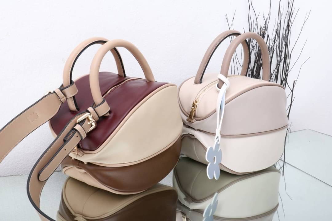 กระเป๋าลูกมะเฟืองยอดฮิต ดาราเซเลปใช้กันเยอะมาก งานตั้งใจผลิตกว่าจะได้มา แก้งานข้ามปี หลายรอบเพื่อความเป๊ะ งานสวยหนังสวย แถมฟรี!! ที่ห้อยลายดอกไม้ โอ้ย!!สวยเป๊ะขนาดนี้จะพลาดได้งัย