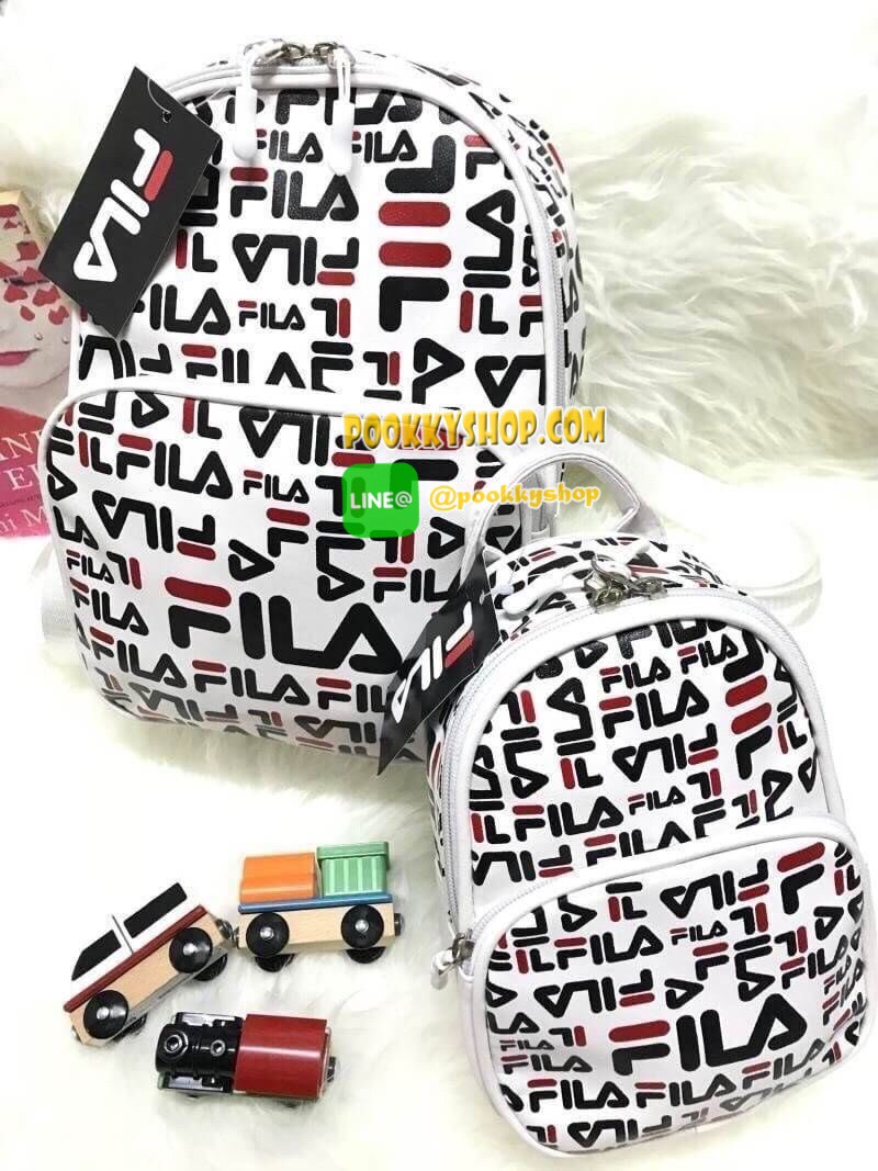 Fila mini Backpack กระเป๋าเป้สะพายหนัง ขนาดมินิ ที่สามารถเป็นได้ทั้งทรงถือ / สะพายเป็นเป้หรือไหล่และคาดอกได้ สี่สไตล์ สกรีนโลโก้แบรนด์ครึ่งใบ ด้านหน้ามีซิปใส่ของจุกจิกได้ ช่องใหญ่เปิดปิดด้วยซิปคู่ ภายในมีช่องเล็กอีก1ช่อง มาพร้อมสายสะพาย2เส้นปรับได้ฟรีไซส์
