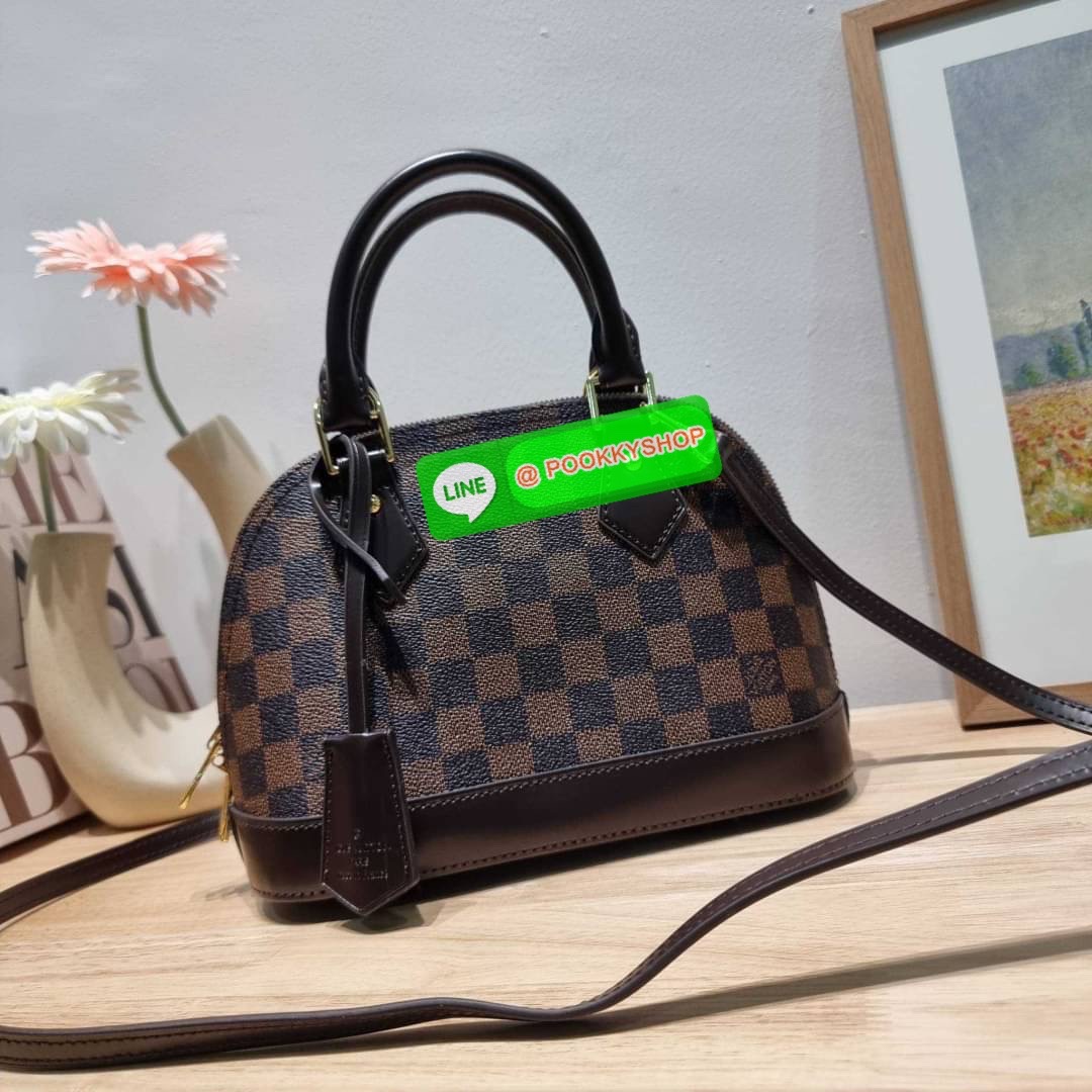 HOT ITEM!! LV Alma bag กระเป๋าทรงโดมสุดฮิต ที่สาวๆตามหา สวยสะพายขับผิว อัพลุคไฮน์ที่สุด ขนาดกำลังดี วัสดุหนังแคนวาส สลับหนัง cowhide เรียบ ดูหรู หูจับในตัวทำให้ใช้งานได้สะดวก และมีสายครอสสะพายข้างให้ เปิด-ปิดด้วยซิป มีกุญแจล็อคได้ ภายในโล่งกว้าง ใส่ของสำค