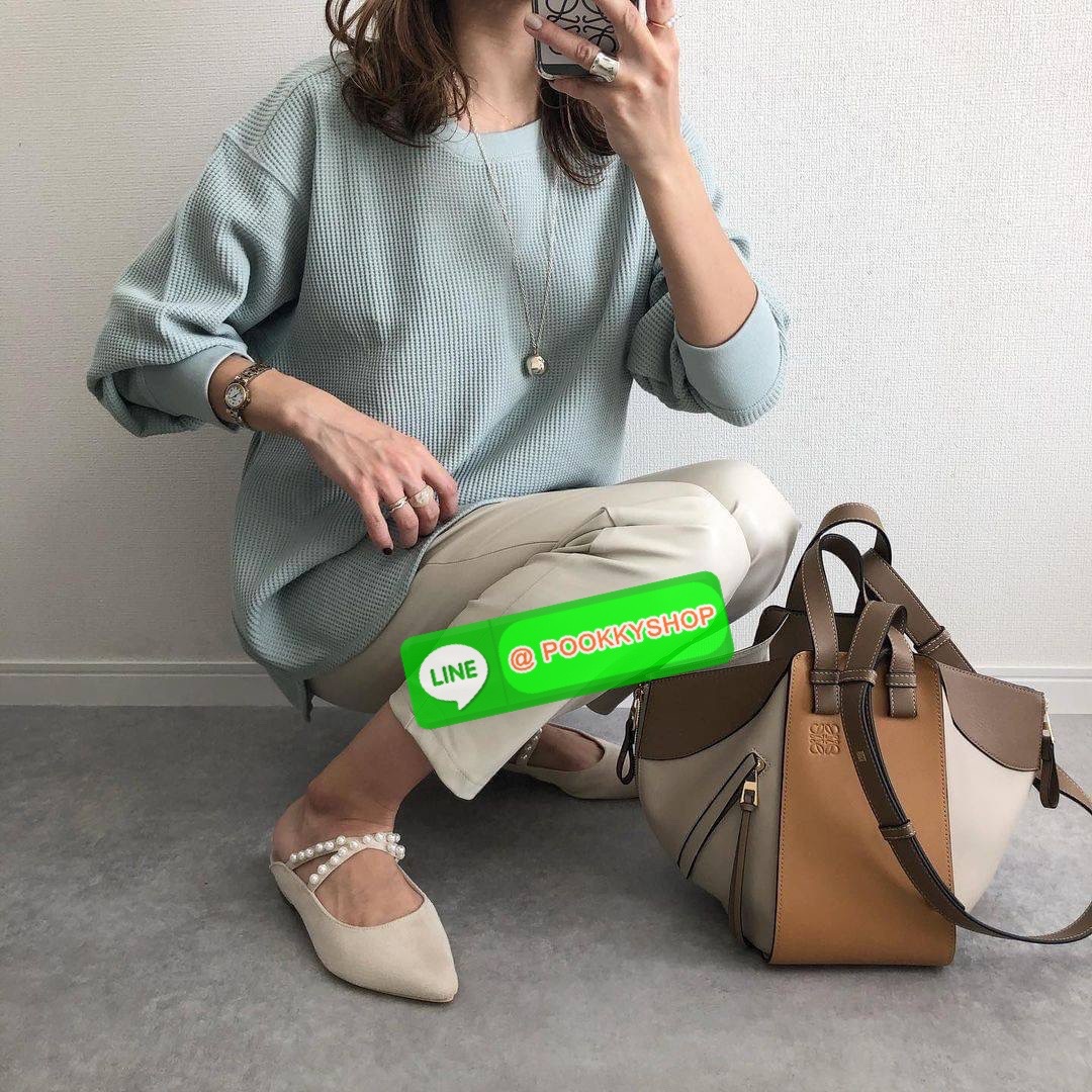 ✴️ห้ามพลาด!✴️LOEWE HANDLE & SHOULDER BAG VIP GIFT WITH PURCHASE (GWP) กระเป๋าถือหรือสะพายหนังแท้พรีเมี่ยมกิ๊ฟ Limited จาก LOEWE PERFUME DUTYFREE รุ่น Rare items สุดๆวัสดุหนังแท้ Calfskin หนังสวยดีไซน์มีเอกลักษณ์ ใบใหญ่กำลังดี น้ำหนักเบา ด้าน