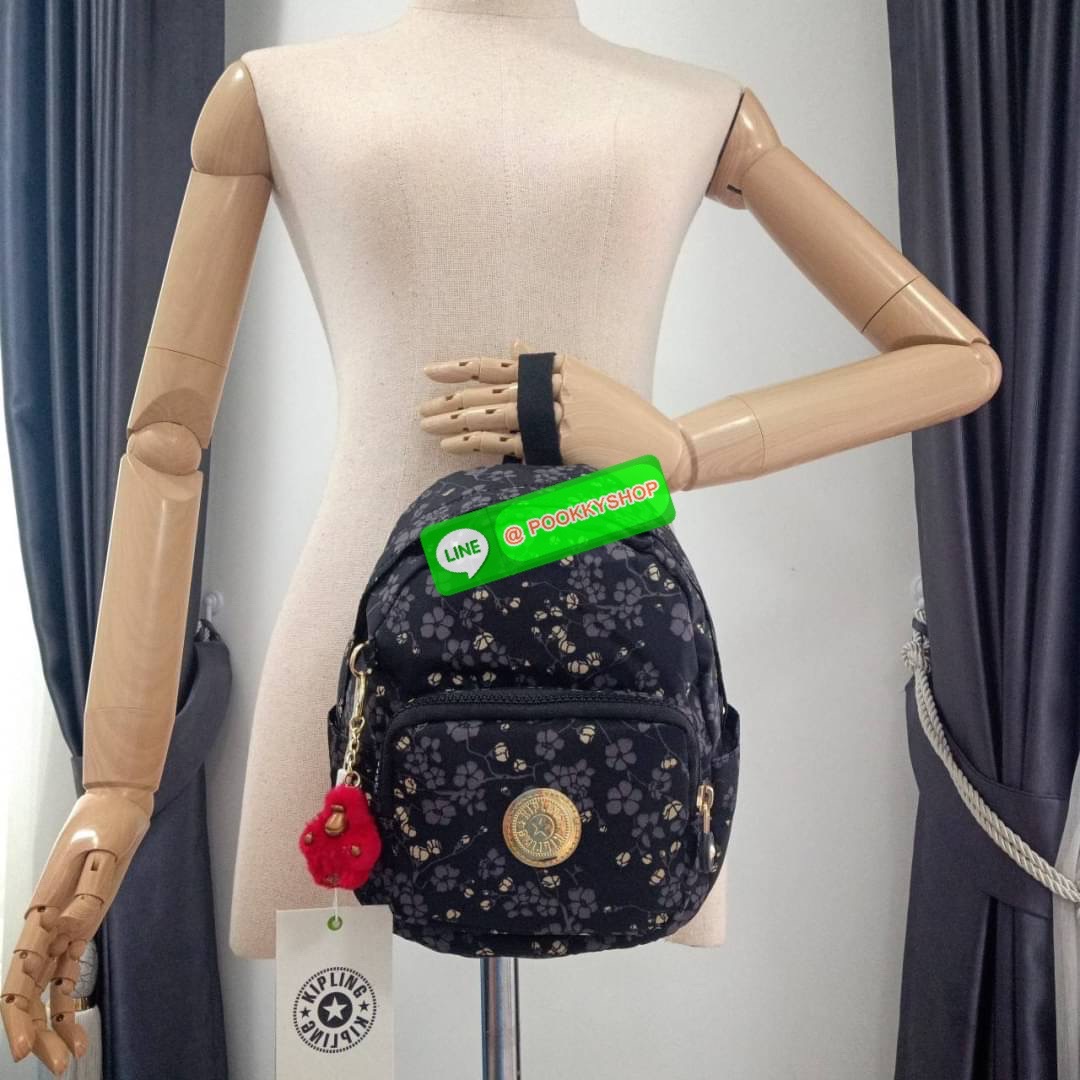 Kipling Basic Mini Backpack กระเป๋าเป้มินิ วัสดุ Nylon +ซับใน Polyester ขนาดใบเล็กระทัดรัด ใช้งานง่าย ด้านหน้ามีซิป pocket สำหรับใส่ของเล็กน้อย ช่องหลักโล่งกว้างใส่ของได้เยอะ พร้อมช่องซิปผนังข้างหลังและช่องแยกสำหรับใส่ของอีกฝั่ง สามารถใช้งานได้ ถึง 3 แบบ