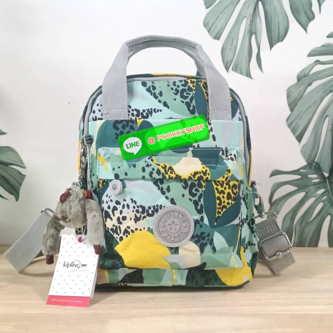 KIPLING 3 WAYS MINI BACKPACK ซับในลายตาราง กระเป๋าสะพาย 3 Ways รุ่นใหม่ วัสดุ Nylon & Polyester 100% หูหิ้วหนังปั๊มชื่อแบรนด์ สายสะพายยาวเลื่อนปรับได้ free size และ สามารถถอดได้ สามารถถือหรือสะพายได้ จะสะพายไหล่ สะพายเฉียง Crossbody หรือจะคล้องสายเป็นเป้ส