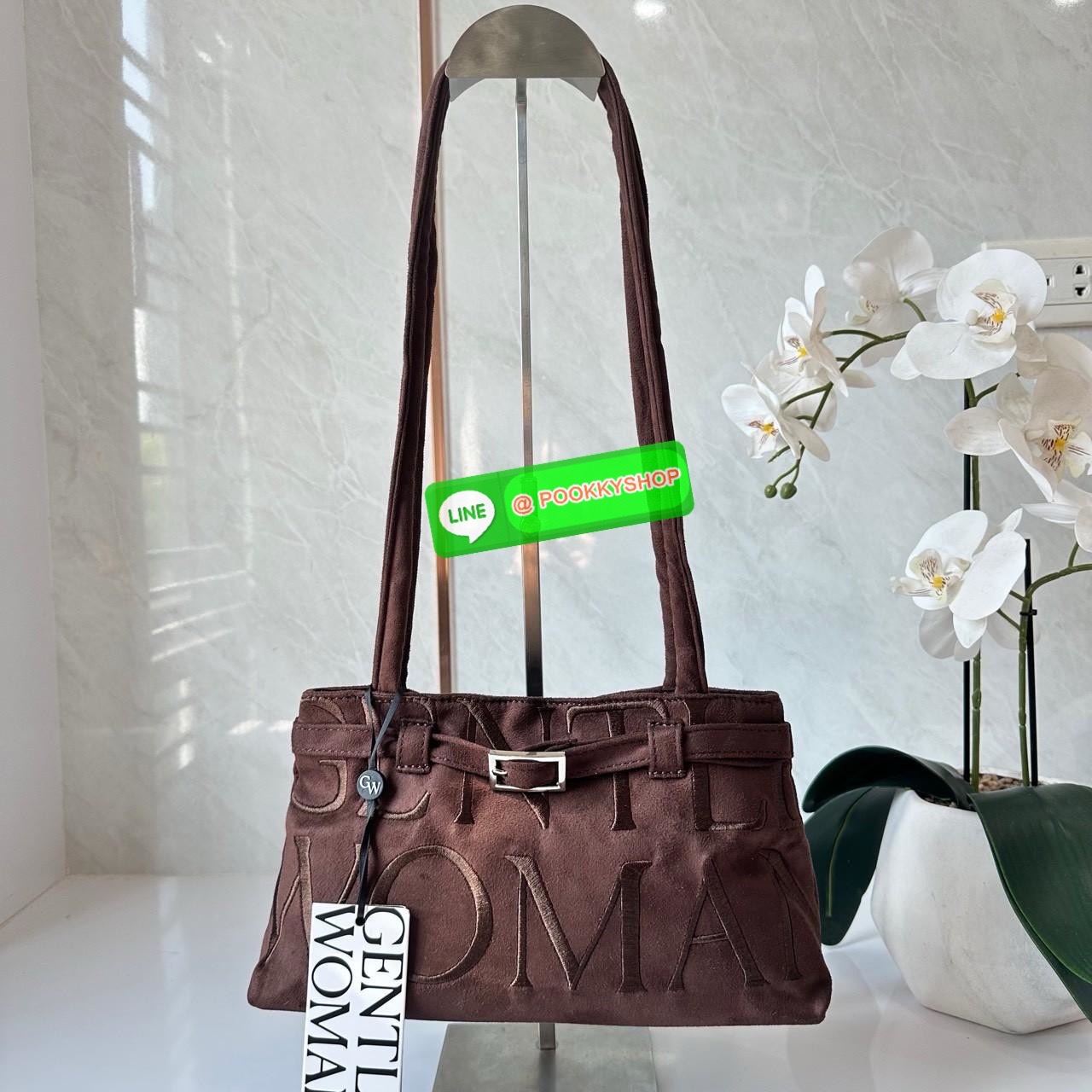 GENTLEWOMAN SUEDE BALLERINA BAG 🔖กระเป๋า Ballerina Bag ในวัสดุหนังกลับ (suede edition) พร้อมโลโก้ปักสีเดียวและรายละเอียดหัวเข็มขัด ทำให้ดูเก๋มีสไตล์โดดเด่น 🔖วัสดุ: หนังกลับ 🔖เปิด-ปิดแบบสแน๊บแม่เหล็ก ภายช่องโล่งกว้างจุของได้เยอะ