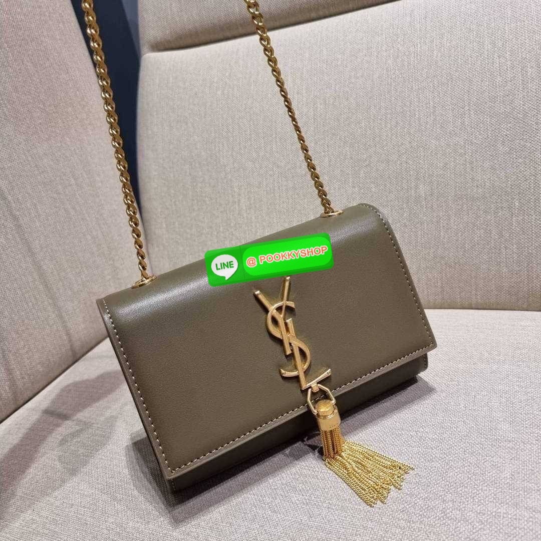 จัดให้อย่างสาสม!! กับกระเป๋าสะพาย Yves Saint laurent small kate bag สุดหรู จากเคาน์เตอร์ vip dutyfree ทรง woc ที่แสนจะฮอตปรอทแตก ดีไซน์เรียบ แต่แอบมีดีเทลความหรูที่พู่ห้อยสีทองโดดเด่น เพิ่มความแพงอีกหนึ่ง วัสดุหนังแท้สัมผัสดีงาม ใช้งานง่ายเพียงแค่เปิด-ปิด
