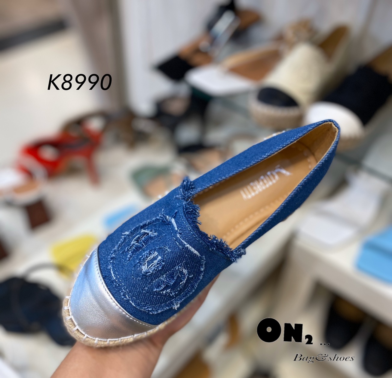 Chanel canvas slippers ผ้าใบCanvas ทรงslippers อีกตัวที่มากี่ครั้งก็ฮอต ด้านหน้าผ้าสามารถตัดให้เป็นโลโก้ CC ได้คะ หรือจะใส่แบบ OO ก็น่ารัก เป็นCanvas เทห์ๆใส่ง่าย ถอดสดวก พร้อมจ้า...มาตำกันได้เลยจ้า เป็นงานเกรดขึ้นห้าง มีกล่องค่ะไม่ใช่งานตลาดล่าง