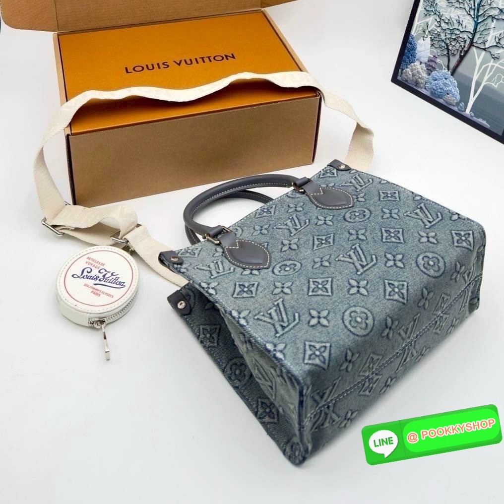 🕊️ LV Onthego Denim Vintage Tote Bag กระเป๋าทรงโท้ทเดนิมสไตล์วินเทจ รุ่นใหม่ปั้มลายโมโนแกรมบนเดนิมสุดไอคอนิก ที่ใครเห็นต้องเป็นคลั่งรัก ผู้ดี หรูหราได้ทุกลุค ทุกสไตล์ มาพร้อมหูจับในตัวภายในโล่งกว้างมาก จุของได้แบบสบายๆ จะโอกาสไหนๆ ก็หยิบมาใช้ได้แบ