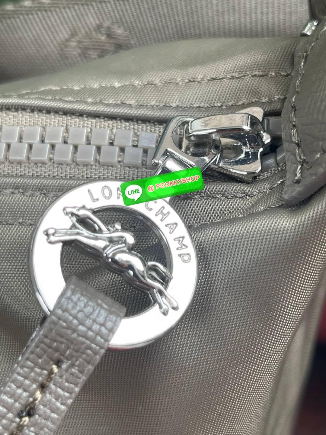 💕Longchamp LE PLIAGE NÉO TOP HANDLE BAG (small size) อีกหนึ่งรุ่นยอดนิยม ที่สาวๆ ต้องมีไว้เก็บไว้สักใบ กระเป๋าโท้ทใบนี้ มาพร้อมกับสีที่มีสไตล์เรียบง่าย มีสายสะพายยาวปรับสั้นยาวได้ช่วยให้คุณสามารถสะพายไหล่ได้อย่างสบาย ในตัวสายปักโลโก้อันเป็นสัญลักษ