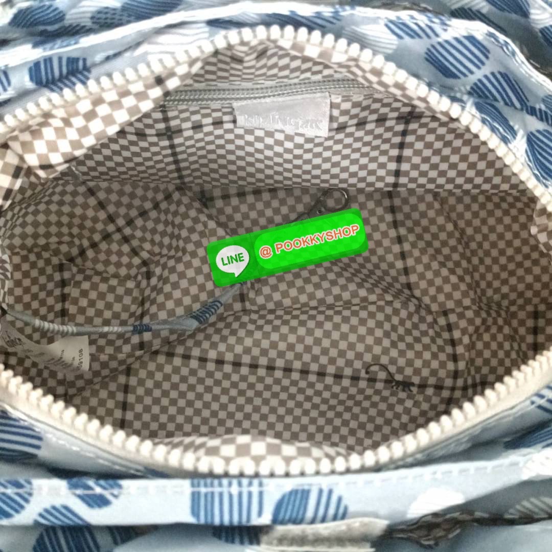 KIPLING ELISE HANDBAG กระเป๋าถือและสะพายไหล่ วัสดุ Nylon +Polyester ขนาดกำลังพอดี จุของได้มาก มีหูจับสองสาย ถือสะดวก น้ำหนักเบา มีช่องซิป ด้านหน้า ช่อง กระเป๋าหลักเปิด-ปิดด้วยซิป มี3 ช่องว่างใส่ของได้จุมากๆ ใส่มือถือได้ กระเป๋าสตางค์ใบยาว และ เครื่องสำอาง