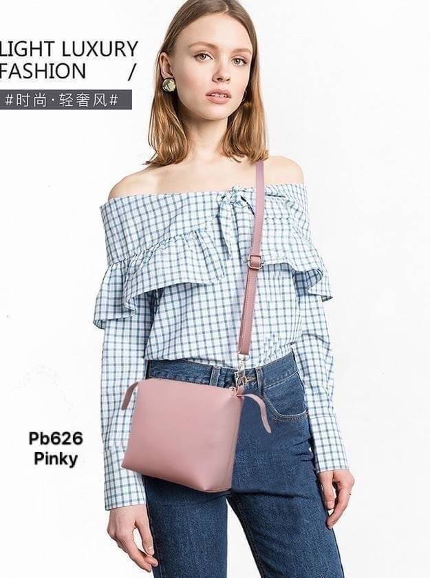 พร้อมส่ง PB626 (ผลิตใหม่งานดีกว่าเดิม) มาแล้วจ้า ครบสี รุ่นขายดีตลอดกาล งานเซตหรู ดูแพง ใบใหญ่ออกแบบสวยเข้ากับทุกชุด ตกแต่งพู่สวยงาม สายยาวติดกับตัวกระเป๋าถอด ไม่ได้ค่ะ ผลิตจากหนัง pu เกรดพรีเมี่ยม คุ้มมากได้ถึง 3 ใบ จัดเซตเข้ากั้นนนเข้ากัน สาวๆรีบจัดเลยจ