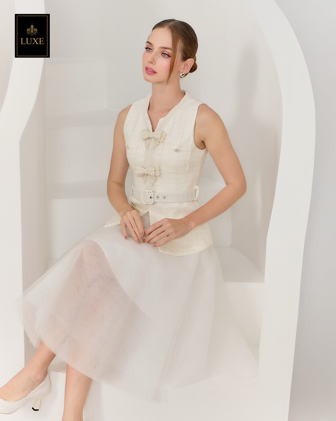 เสื้อแฟชั่น เสื้อแขนกุด ทรงเข้ารูป ชายเสื้อยาวปิดสะโพก มาพร้อมเข็มขัดผ้าในตัว