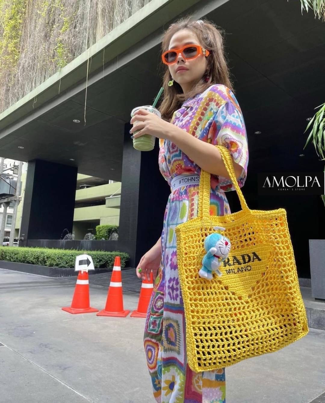 รอบ 2 มาค๊า ใครไม่มีไม่ได้ล๊าววววน๊า เก็บทุกสียังไม่ผิดหวังงงน๊า PRADA RAFFIA TOTE BAG…… ❤️NEW ACCESSORIES BY AMOLPA❤️ BRAND : PRADA Detail - มาต่อที่ ACCESSORIES PRADA RAFFIA TOTE BAG ปังมากกก!!! Prada เอาใจสาวๆ สายแฟ…. งานให้ฟิลล์ลิ่งแฮนด์