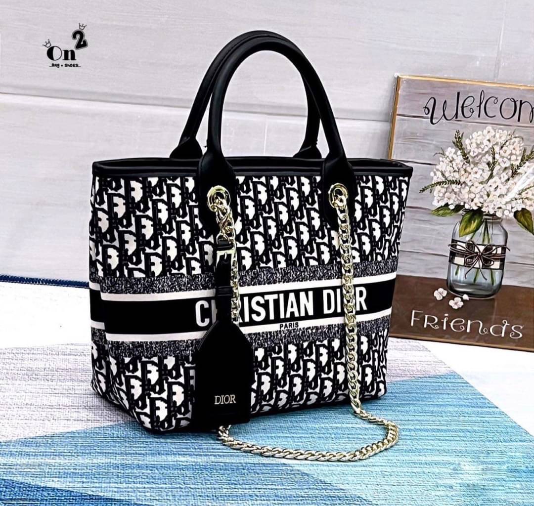 Dior Christian 🎁🎁มาแล้วค่ะdior christian สำหรับใครที่รอรุ่นนี้ ลายมาใหม่ ขนาดใหญ่ กำลังพอดีใส่ของได้เยอะ ตัวกระเป๋าผลิตจากผ้าทออย่างดีแน่นหนา ปั๊มแบรนด์ทุกจุด