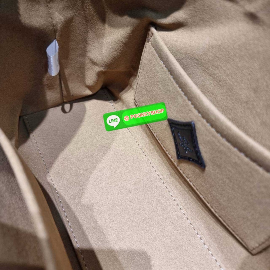 MCM AREN HOBO IN VISETOS 🔆 Details ฮอตฉ่ำมาก! กับกระเป๋าสะพายทรงโฮโบ ทรงสวยมาก ขนาดกำลังดี จุของได้เยอะ ใช้งานสะดวกด้วยการรูดซิป พิเศษแถมพวงหนังและชุดกุญแจล็อคมาให้ด้วย ถอดออกได้ นำไปใช้กับกระเป๋าใบอื่นได้ด้วย ภายในโล่งกว้าง ใส่ของสำคัญได้อย่างครบ