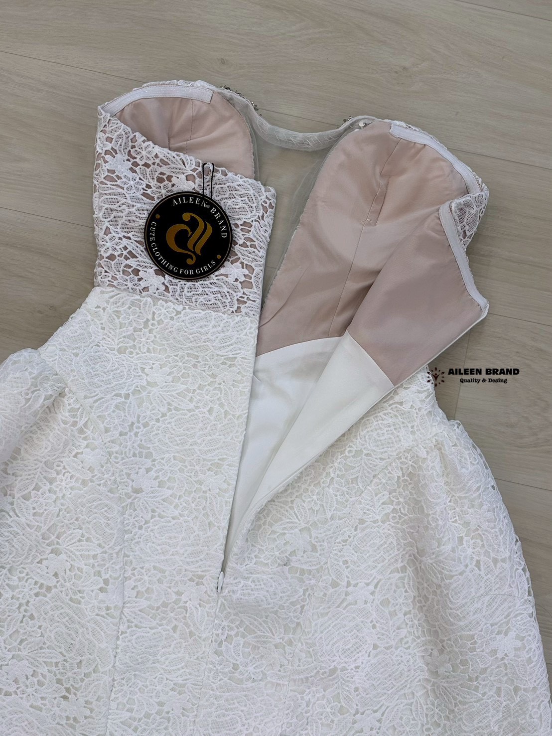 เดรสแฟชั่น มินิเดรสเกาะอกผ้าลูกไม้สีขาว อกเว้าตกแต่งด้วยผ้าตาข่าย