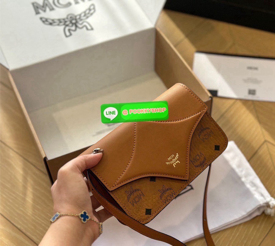 👜 MCM Diamond Shoulder Bag in Visetos Leather Mix 👜 • กระเป๋าสะพายรุ่น Diamond Shoulder Bag ดีไซน์หรู โดดเด่นด้วยฝาปิดรูปทรง “เพชร” เอกลักษณ์เฉพาะของรุ่นนี้ 💎 • วัสดุ Visetos Coated Canvas ผสม หนังแท้เรียบเนียน (Leather Mix)