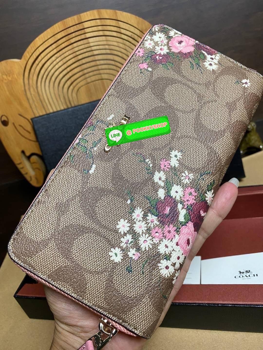 พร้อมส่ง 📌อุปกรณ์มาพร้อมกล่อง/แคร์การ์ด/ถุงกระดาษ/พวงกุญแจ COACH ACCORDION ZIP WALLET IN SIGNATURE CANVAS กระเป๋าสตางค์ใบยาว ซิปรอบ ใช้งานง่าย ด้วยฟังค์ชั้น ด้านใน ใส่บัตรได้จุใจ มีช่องซิปใส่เหรียญตรงกลาง โดนใจหลายๆคนไปเรียบร้อยและคลาสสิค เรียบหรู