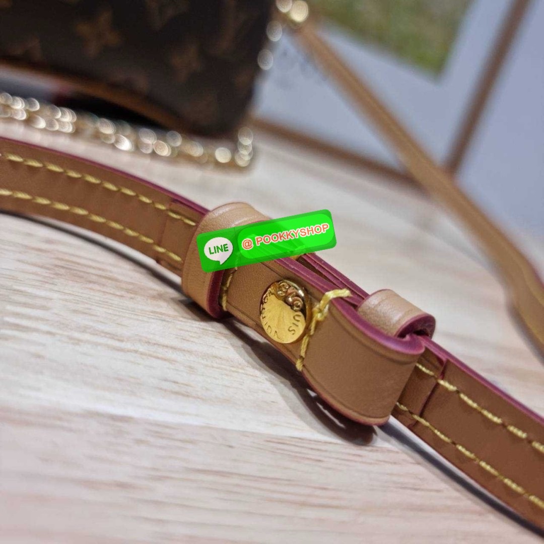 🔆 Model LV liv pochette 🔆 Details ยังคงมีความเป็นเอกลักษณ์ ดีไซน์ลวดลายโมโนแกรมเรียบหรู กับกระเป๋าทรงสวยจากเคาน์เตอร์ dutyfree สวยจับต้องได้ เก๋มากๆ เพลทโลโก้สีทองโดดเด่น มาพร้อมสายสะพายถึง 2 แบบ สายโซ่และสายหนัง ที่สามารถปรับใช้สร้างลุคได