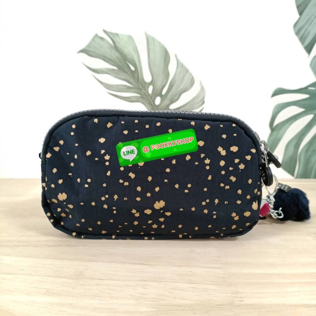 KIPLING Monkey program Seoul up clutch & sling bag รุ่น 2 ซิป (ขนาด 7 นิ้ว) กระเป๋าคล้องมือ หรือ สะพายข้าง ขนาดเล็ก วัสดุ Nylon & Polyester 100% ใช้งานได้ 2 รูปแบบ มีสายสลับเปลี่ยนได้ทั้งแบบคล้องมือ และ สะพายข้าง ตามโอกาสการใช้งาน