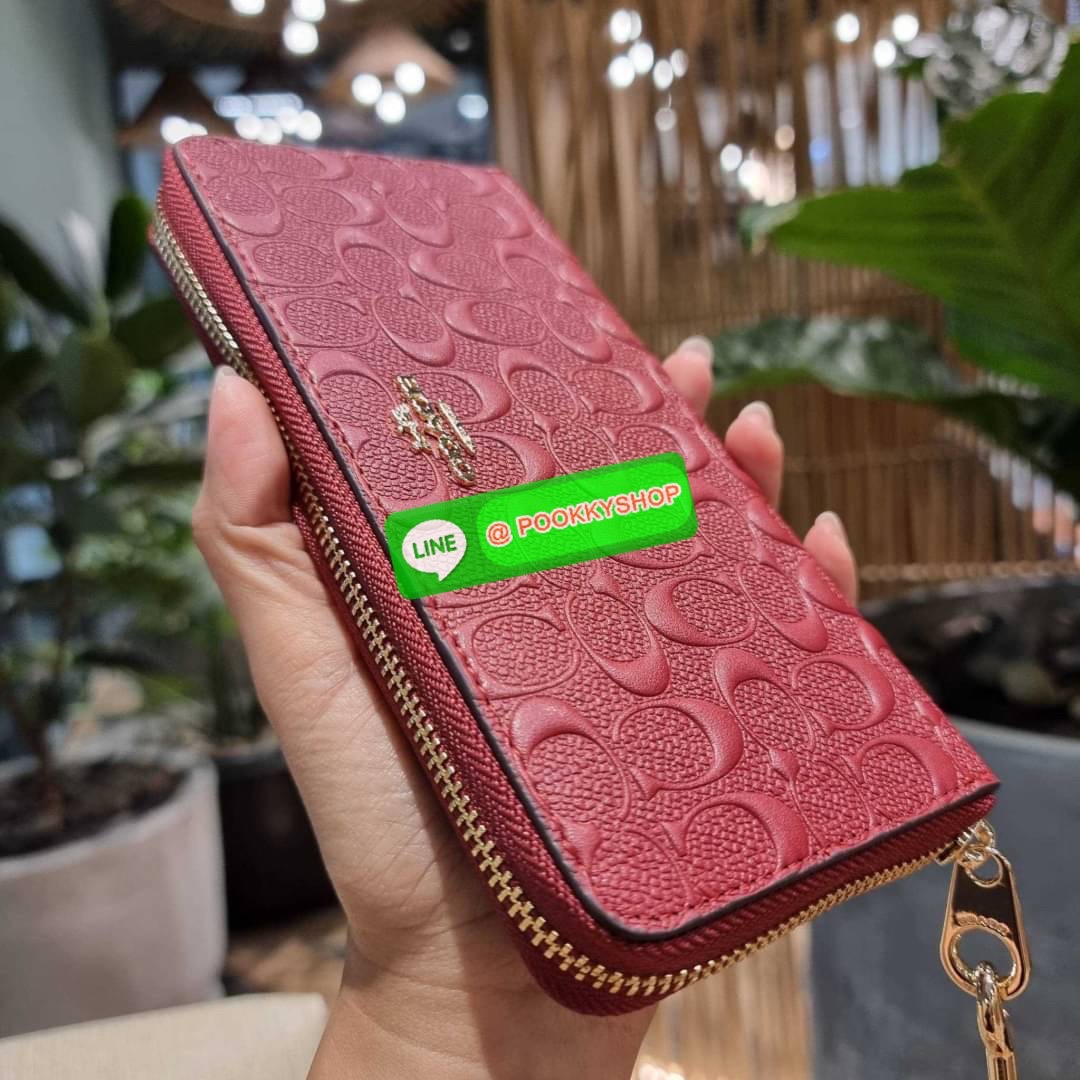 COACH C7360 LONG ZIP AROUND WALLET IN SIGNATURE LEATHER พร้อมเสิร์ฟความเลิศหรู ไม่ต้องรอพรีฯ ใหม่ล่าสุด กระเป๋าสตางค์ใบยาวกึ่งคล้องมือ สีคลาสสิค ขายดี ถือใช้คือขับผิวสุด!! วัสดุหนังแท้ปั๊มลายนูนสวยคม มาพร้อมสายคล้องมือ ถอดออกได้ ภายในใส่บัตรได้เยอะ มีช่อง
