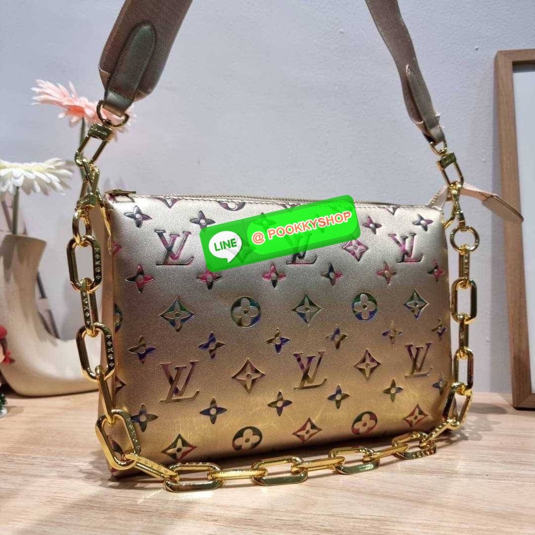 NEW IN!! LV HANDLE POUCH MONOGRAM LIMITED EDITION กระเป๋าสะพายกึ่งคลัชท์ สุดล้ำ ดีไซน์ใหม่ สีลิมิเต็ด ล่าสุดจากเคาน์เตอร์ duty free มาแรงมาก ด้วยความสวยปังตั้งแต่แรกเห็น วัสดุหนังแกะปั๊มลายสวย มาพร้อมสาย 2 เส้น เชิดๆสับๆ มีสายโซ่ที่มีดีเทลละเอียดไม่ซ้ำ แล