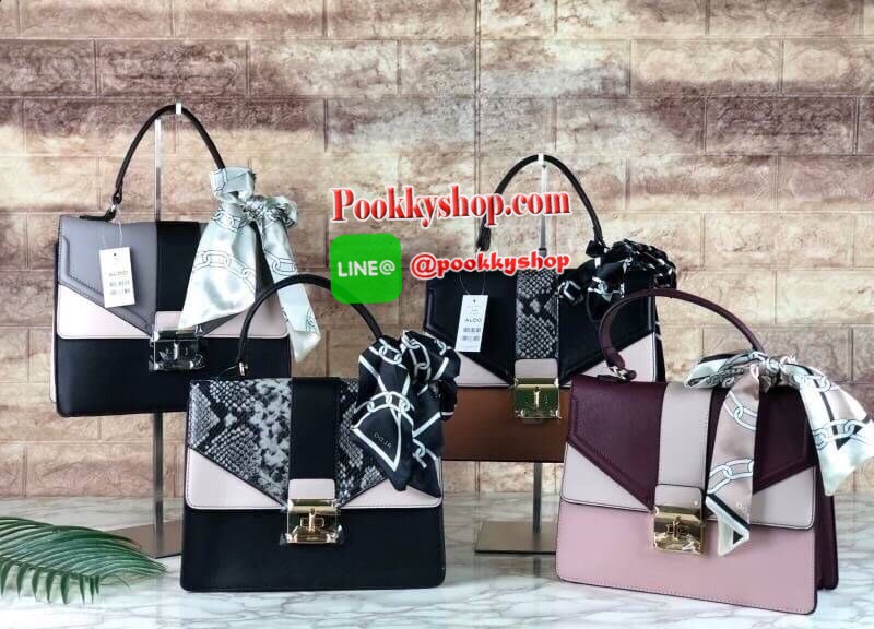 New!! ALDO DETAIL CROSSBODY BAG กระเป๋าถือ/สะพายข้างวางอยู่ทรง แต่งดีเทลเล่นสลับสีที่ตัวฝากระเป๋า พร้อมแต่งผ้าทวิลลี่มาให้ 1 เส้น ด้านหลังมีช่องซิป 1 ช่องเล็ก เปิดปิดแบบหมุนตัวล็อก ด้านในเป็นช่องกว้างจุของ ใส่กระเป๋าเงินใบยาว/iPad mini/iPhone plus ได้สบาย