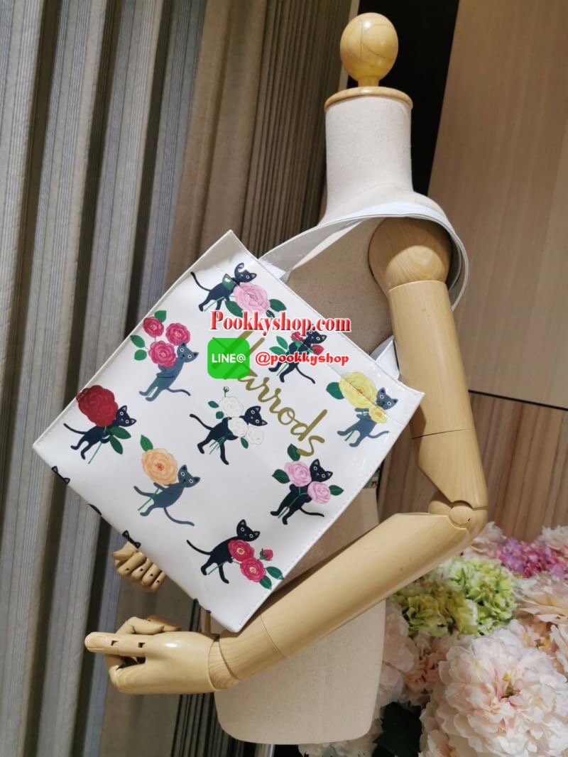ลายนี้เข้าแล้วนะคะ! พร้อมส่งไอเท็มยอดนิยม! Harrods London Top-handle Shopping Bag กระเป๋า Shopping แบรนด์ดังจากอังกฤษรุ่นยอดนิยมวัสดุ PVC+Polyester 100% ของแท้เนื้อหนาอยู่ทรงกันน้ำ ขนาดกำลังดี น้ำหนักเบา เปิดปิดด้วยซิปสะดวกใช้หัวซิปปั้มโลโก้แบรนด์อะไหล่เง
