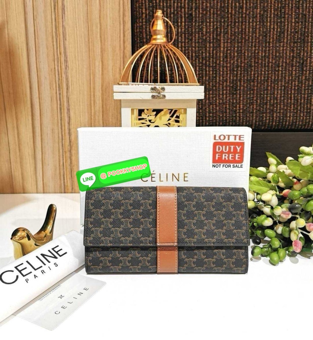 ✴️มาแล้วนะคะ! Don't Miss!✴️CELINE LONG WALLET BAG VIP GIFT WITH PURCHASE-GWP กระเป๋าพรีเมี่ยมกิ๊ฟ Limited จาก CELINE HAUTE PARFUME DUTYFREE COUNTER วัสดุ Triomphe Canvas หนังสวยอยู่ทรงปั้มโลโก้ด้านหน้าเปิดปิดฝาปิดกระดุม ภายในมีช่องใส่บั