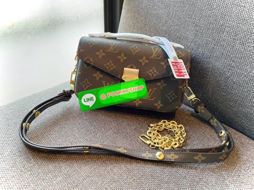 Back in stock มาค่ะใครรออยู่! ❣️ละมุนตาละมุนใจกับน้องเลยค่ะ หนึ่งในรุ่นที่สาวๆต้องมี ห้ามพลาด #ทำใจว้าวุ่นมาก😘 Louis Vuitton Pochette Métis East West 💌พร้อมส่งที่ไทย Luxury ไปกับ LV premium gift duty free ตปท. หนังแท้นิ่มอย่างดี สวย