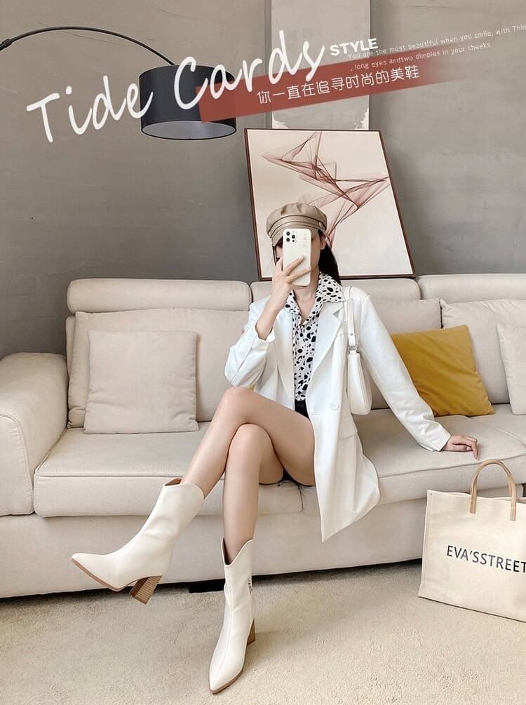 พร้อมส่ง บูทขนาดกลาง 999 งานสวยมาก ส้นแต่งลายไม้เก๋ หนังนิ่ม น้ำหนักพอดี มีซิปเพื่อง่ายเวลาสวม ทรงปลายเก๋มาก สวยมาก