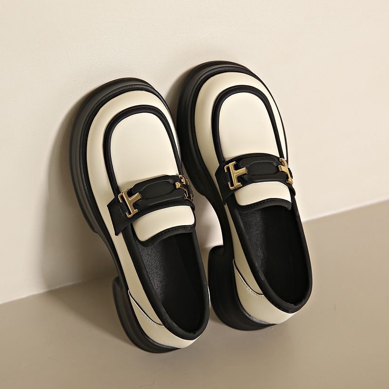 สินค้ามาใหม่ พร้อมส่งเลยค่ะ... แฟชั่นเกร๋ๆอินเทรนด์ฮิต ชิคๆคูลๆดูเก๋มีสไตล์ วัสดุ pu เนื้อหนานุ่มคุณภาพดี แต่งอะไหล่ด้านหน้า สวมใส่สบายมากก พื้นรองเท้าหนา 5 c.m. ใส่แล้วสูงเพรียว งานน่ารักมากๆจ้า ไม่ผิดหวังแน่นอน