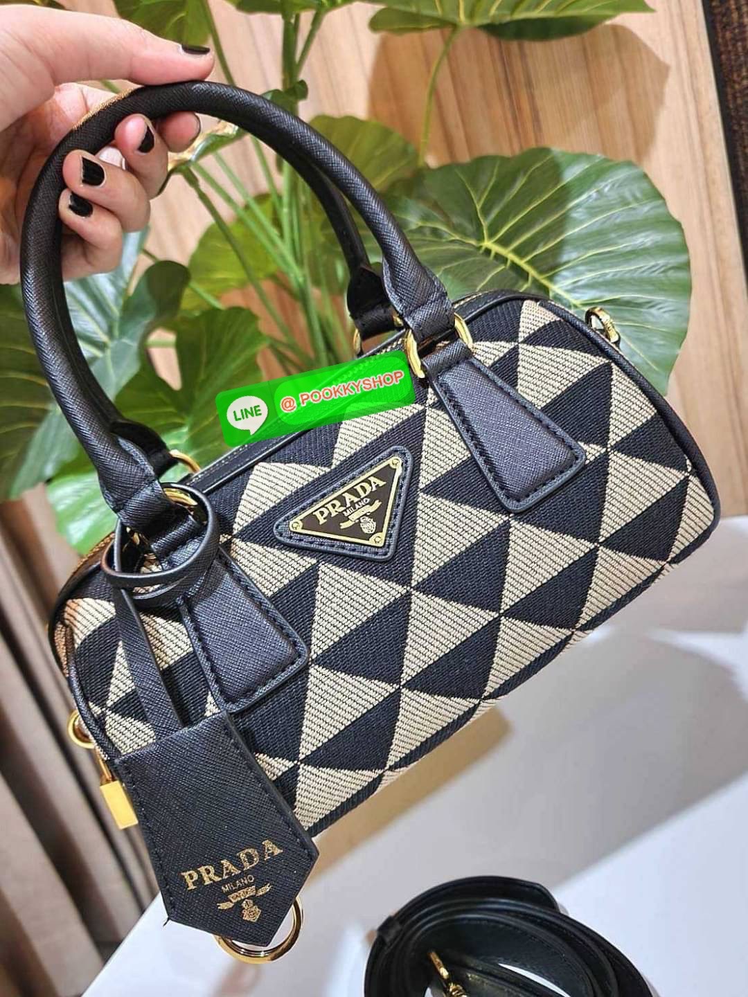 ✴️ห้ามพลาด!✴️PRADA FABRIC MICRO BAG VIP GIFT WITH PURCHASE (GWP) กระเป๋าพรีเมี่ยมกิ๊ฟ Limited จาก PRADA DUTYFREE COUNTER โดดเด่นที่วัสดุ Jacquard Fabric Micro ดีไซน์สวยคลาสสิคขนาดกำลังดี หูกระเป๋าประดับTagแบรนด์ถอดออกได้ ภายในมีโลโก้ ใส่มือถ