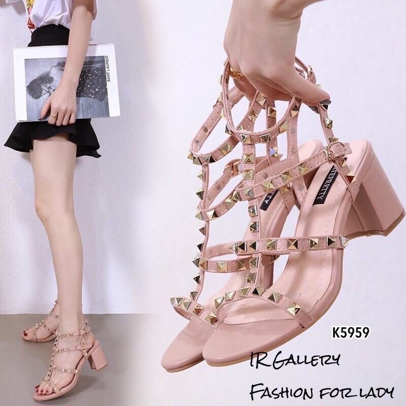 แบบขายดีมาก!!! พร้อมส่ง อะไหล่ขาดไปหลานเดือน Style Valentino หนังเงานิ่มแต่งอะไหล่หมุดงานตอกอย่างดี สายรัดข้อตะขอเกี่ยวปรับได้ ส้นสูง 3 นิ้ว ใส่สวย เปรี้ยว เฉี่ยว สะดุดตา เป็นอีก 1 คู่ที่จะกลายเป็นไอเท็มโปรดสำหรับสาวๆ
