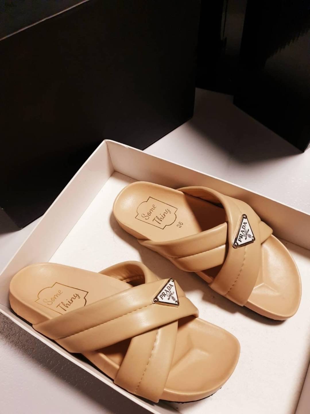 งานแตะPRADA มาใหม่เลยจ้า ชนช้อปน้า หนังนิ่มม้ากก สายนิ่มค่า ลูกค้าที่ชอบงานนิ่ม ใส่สบาย ต้องตำจ้าแม่ ❤️