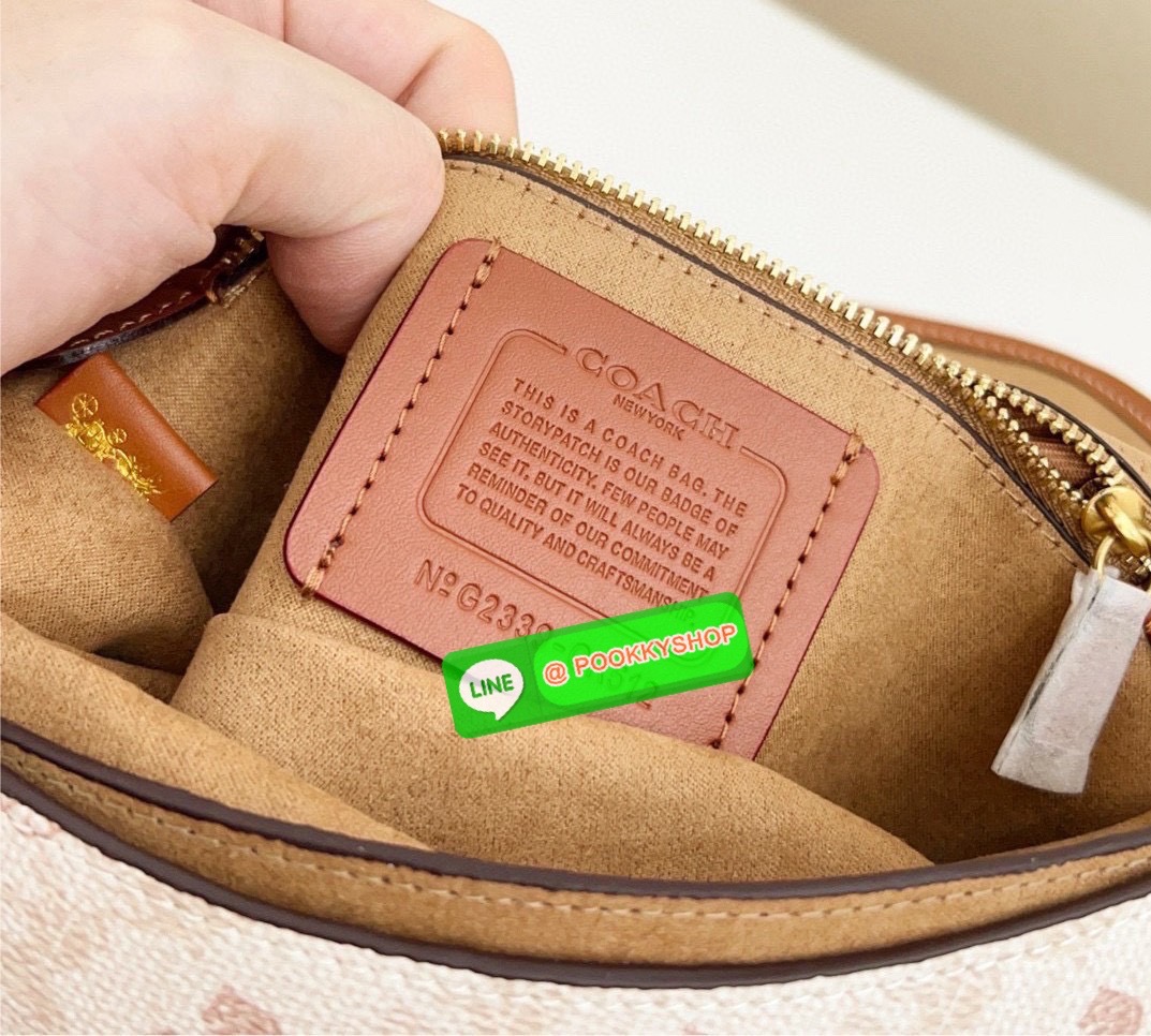 “Elegance in motion.” Coach CR512 Harley Crossbody – กระเป๋าสะพายข้างที่ผสานความหรูหราและความคลาสสิกได้อย่างลงตัว วัสดุคุณภาพเยี่ยม ผสมผสานระหว่างผ้าแคนวาสเคลือบลายซิกเนเจอร์และหนังเรียบ ลาย Horse and Carriage ที่ด้านหน้า เพิ่มความน่ารักและโดดเด่น เหมาะสำ