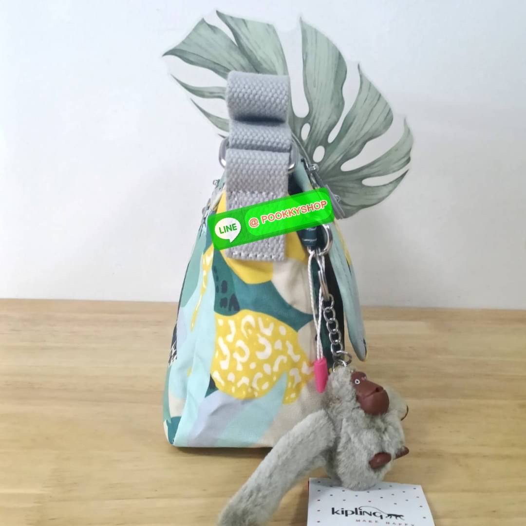 KIPLING SABIAN CROSSBODY MINI BAG กระเป๋าสะพายข้าง วัสดุ Nylon & Polyester 100% ขนาดเล็กกำลังน่ารัก เปิด-ปิดด้วยฝาปิดกระดุมแม่เหล็กและซิปแบรนด์ ด้านในทีแท็กแบรนด์