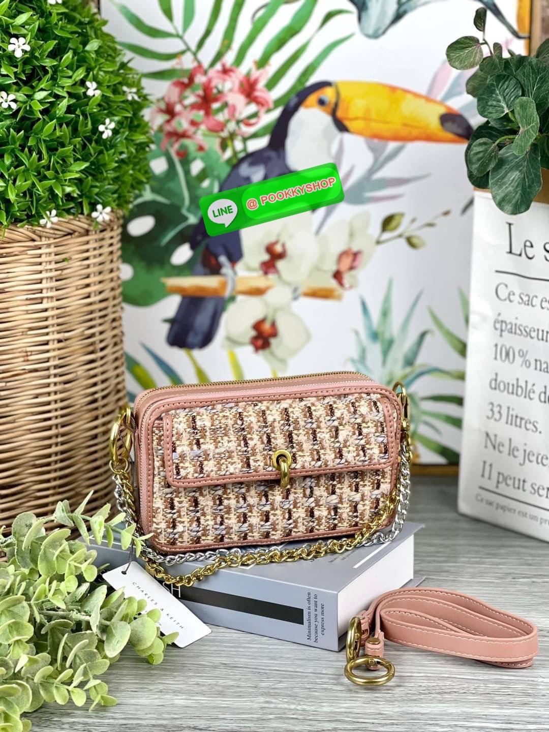 Charles & Keith Tweed Boxy Crossbody Bag กระเป๋าดีไซน์ทรงกล่องแต่ลายผ้าทวิต(สีชมพู,ดำ) ใส่ iPhone 12 Pro Max ได้ ใช้เป็นกระเป๋าเงินและกระเป๋าสะพายในใบเดียว รุ่นนี้วางอยู่ทรง สามารถใช้งานได้ 3 แบบ 1.สายโซ่ 2.สายหนัง 3.สายโซ่ต่อสายหนังสะพายแบบครอสบอดี้ สีสว
