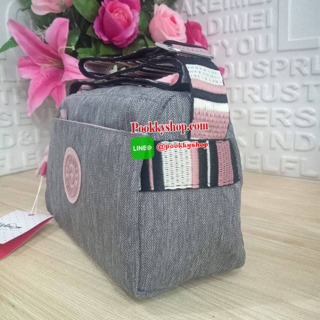 KIPLING Mini Crossbodybag กระเป๋าสะพายข้างขนาดกะทัดรัด ผลิตจากวัสดุ Nylon+ Polyester100% มีช่องใช้งานแยกย่อยมากถึง 4 ช่อง -ด้านหน้ามีช่องซิป 2 ช่อง -ช่องหลักโล่ง กว้าง จุของใช้ได้เยอะ -ด้านหลังมีช่องซิปอีก 1 ช่อง มาพร้อมพวงกุญเเจลิง สายสะพายยาวสามารถปรับไ