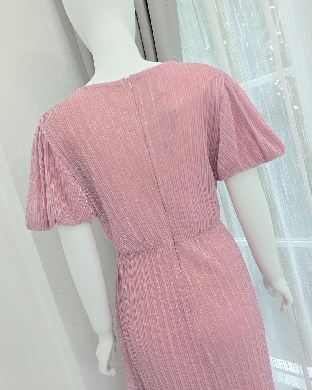 เดรสแฟชั่น เดรสเสื้อคอป้าย แขนบอลลูน กระโปรงทรงสอบจับเดรป แต่งชายระบายยาว