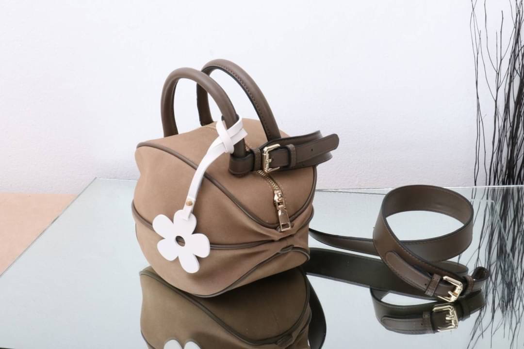 กระเป๋าลูกมะเฟืองยอดฮิต ดาราเซเลปใช้กันเยอะมาก งานตั้งใจผลิตกว่าจะได้มา แก้งานข้ามปี หลายรอบเพื่อความเป๊ะ งานสวยหนังสวย แถมฟรี!! ที่ห้อยลายดอกไม้ โอ้ย!!สวยเป๊ะขนาดนี้จะพลาดได้งัย