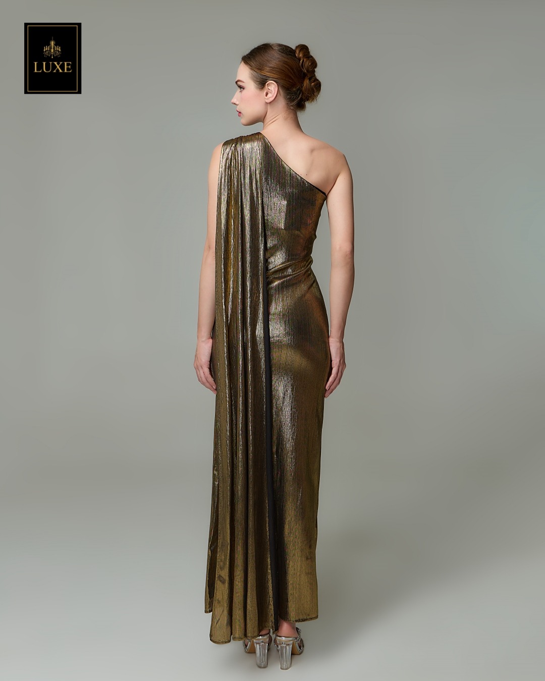 เดรสแฟชั่น แม็กซี่เดรสเสื้อไหล่เดียวทรงเข้ารูป มีผ้าเครปด้านหลัง กระโปรงทรงสอบผ่าหน้าขา