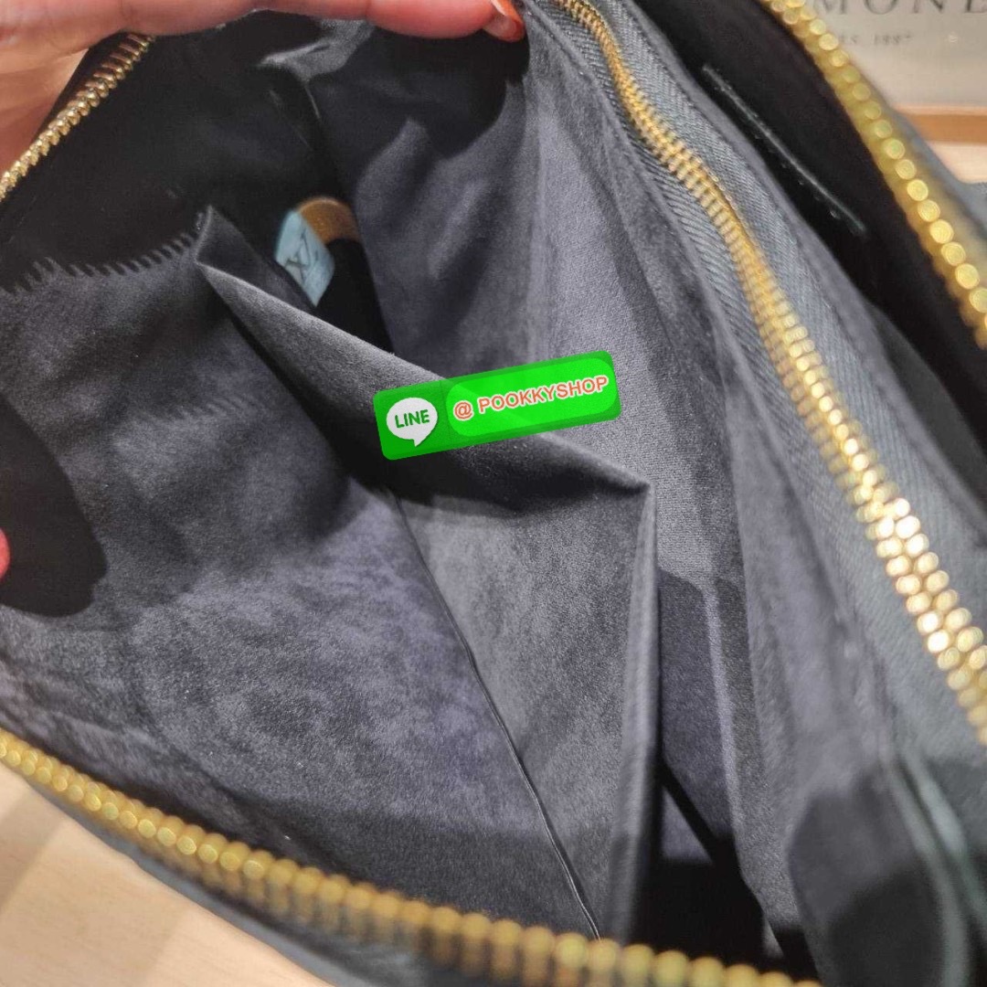 LV coussin pm bag 🔆 Details กระเป๋าสะพายกึ่งคลัชท์ สุดล้ำ ดีไซน์ใหม่ สีลิมิเต็ด ล่าสุดจากเคาน์เตอร์ duty free มาแรงมาก ด้วยความสวยปังตั้งแต่แรกเห็น มาพร้อมสาย 2 เส้น สวยลัคชูแบบสับๆ มีสายโซ่ที่มีดีเทลละเอียดไม่ซ้ำ และสายสปอร์ตครอสบอดี้ ที่จะคล้องไ