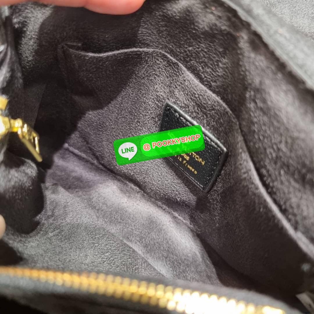 LV MADELEINE BAG ใหม่ล่าสุด อีกหนึ่งรุ่นคลาสสิคหายาก จากเคาน์เตอร์ dutyfree ที่สาวๆรอคอย กระเป๋าถือ/สะพายข้าง ดีไซน์เรียบง่าย แต่เต็มไปด้วยดีเทลความหรู วัสดุหนังวัวปั๊มลายเอกลักษณ์ เปิด‐ปิดด้วยอะไหล่กดล็อคสีทองหรู และมีพวงหนังห้อยพิเศษแถมมาให้ด้วย ภายในแบ