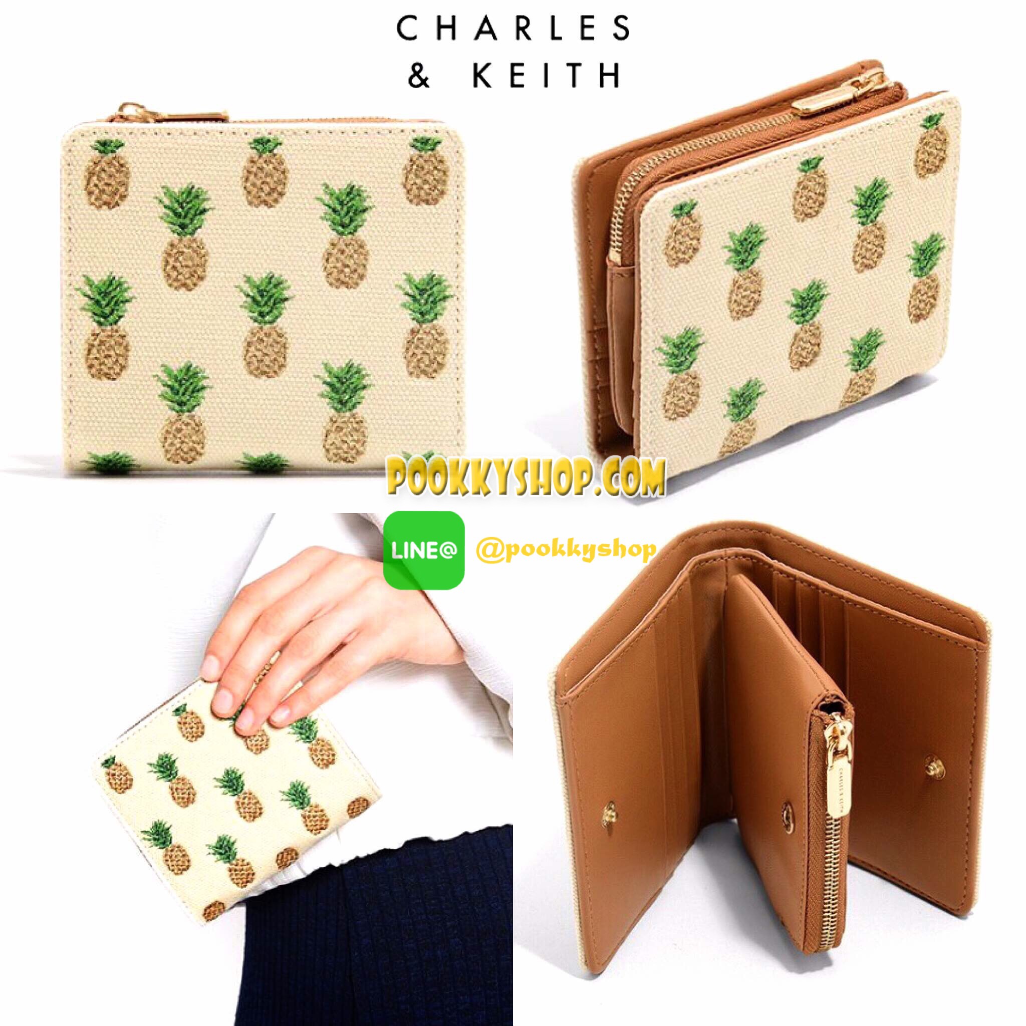 รุ่นใหม่รับซัมเมอร์! NEW! CHARLES & KEITH BEIGE BOXY PINEAPPLE WALLET กระเป๋าสตางค์ใบสั้นพับ 3 ตอน รุ่น Limited Edition วัสดุ Canvas ปักลายสับปะรดดีไซน์สวยเก๋ไม่ซ้ำใคร ภายในมีช่องซิปสำหรับใส่เหรียญ หัวซิปปั้มโลโก้ มีช่องใส่บัตรหลายช่องพร้อมช่องใส่ธนบัตร ส