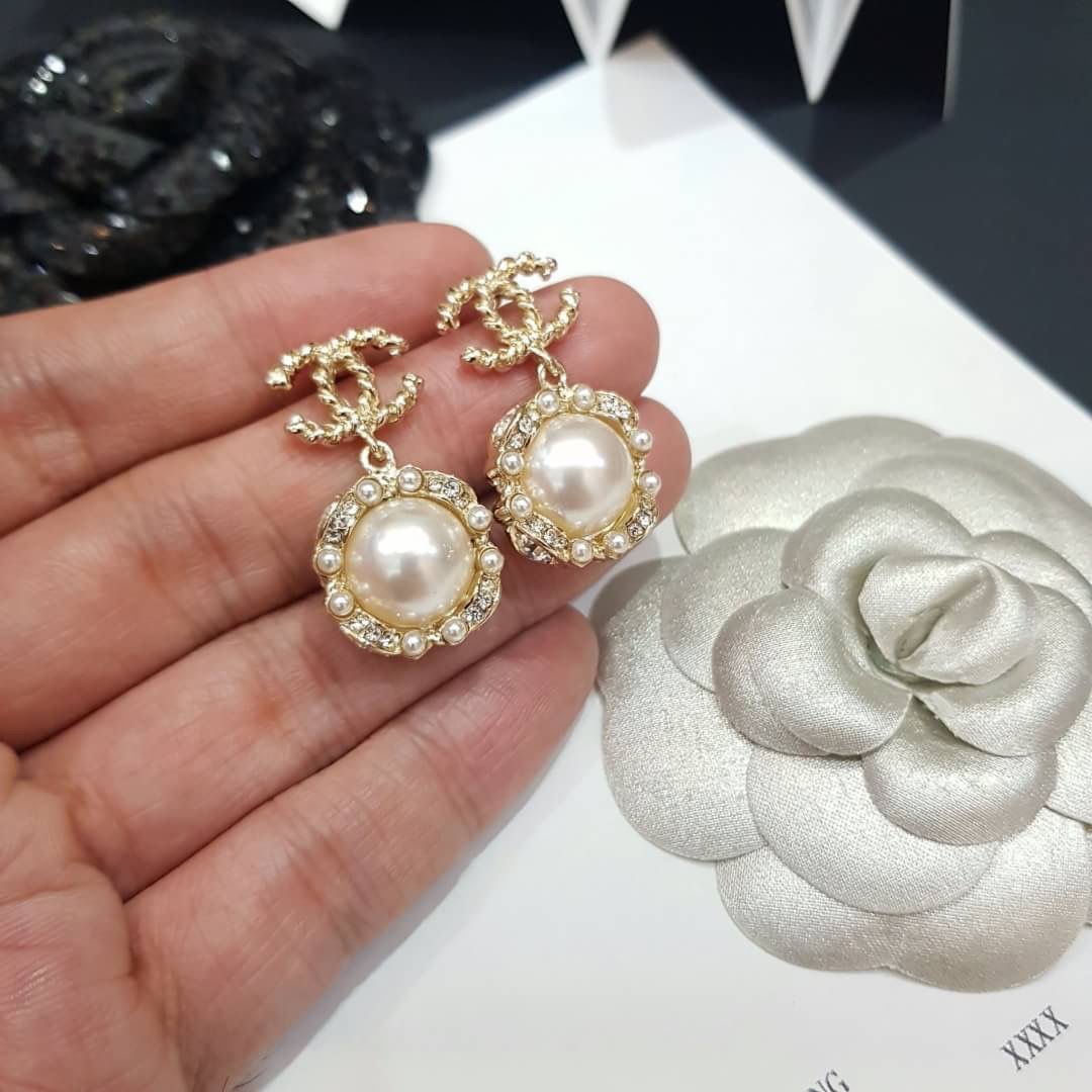 ต่างหู Chanel งานฝังเพชร CZ ใส่ออกมาน่ารักสุดๆ ค่ะ งานเกาหลี ตัวเรือนสีทองสวยมาก