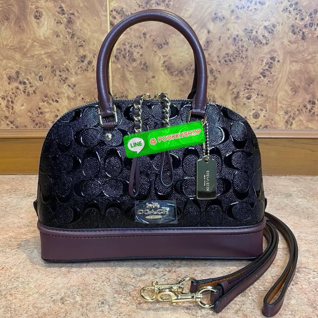 Coach MINI SIERRA SATCHEL IN SIGNATURE DEBOSSED PATENT LEATHER (COACH F55450) หนังกรวดและหนังสิทธิบัตร ด้านในมีซิปและกระเป๋าเอนกประสงค์ ปิดด้วยซิป ซับในด้วยผ้า หูหิ้วพร้อมสายสะพายยาว 3 1/2" สายสะพายถอดได้ขนาด 21 1/2" สำหรับสะพายไหล่หรือสะพายครอส